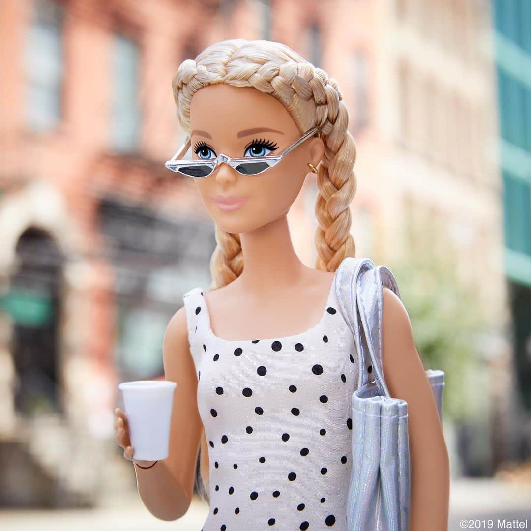 バービーさんのインスタグラム写真 - (バービーInstagram)「It’s 80+ degrees in New York today, this look is ready for the concrete jungle!☀️#barbie #barbiestyle」9月24日 5時42分 - barbiestyle