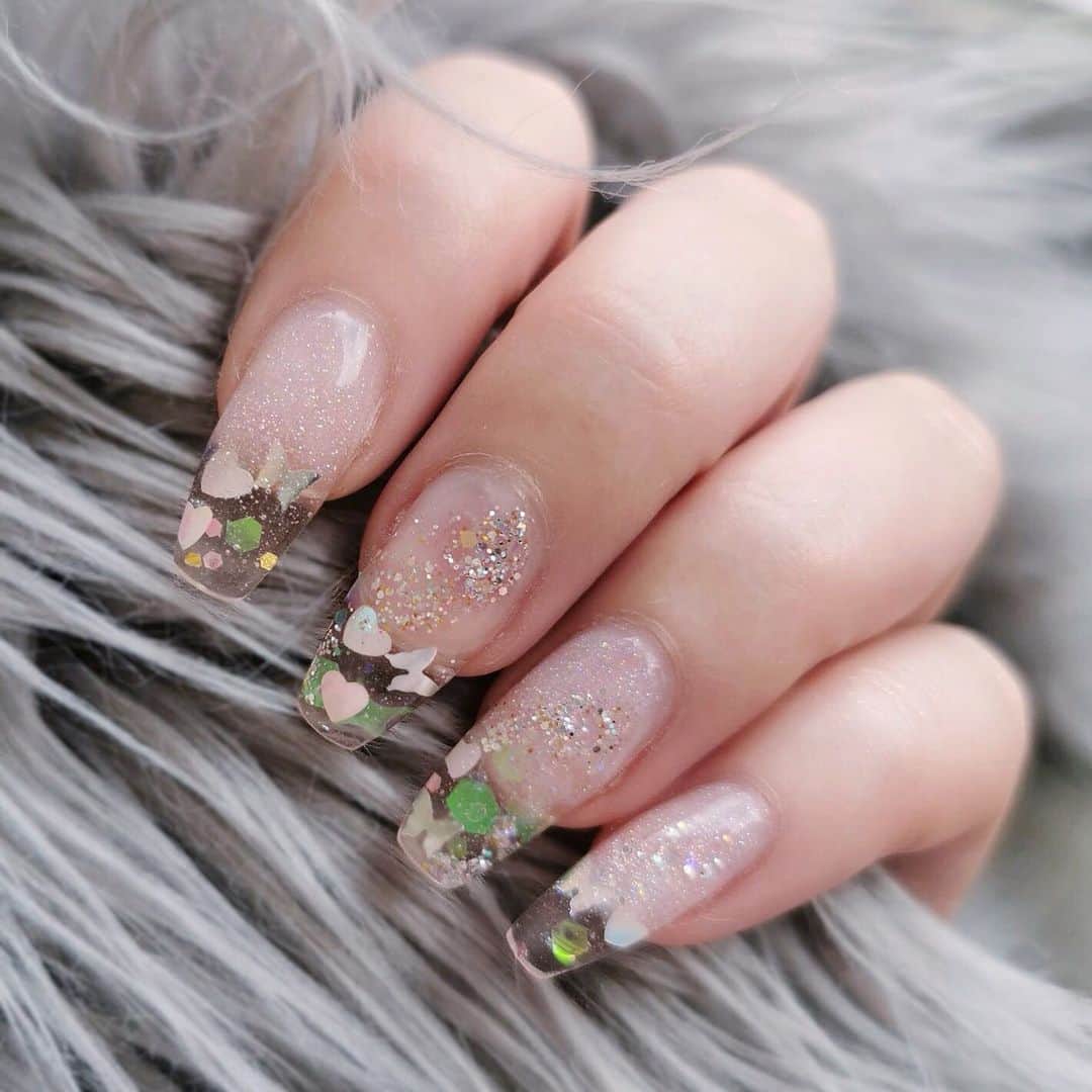 Shannonのインスタグラム：「No photo can capture how amazing these nails are 🦋 I’m off to Japan with @benefitnz and one of my besties @kelly_toon later WEEEE 🥳 so I had to have some fun nails! ✨ acrylic encapsulated with glitter and sequins 🥰💕 *clack clack clack* 💅🏼」