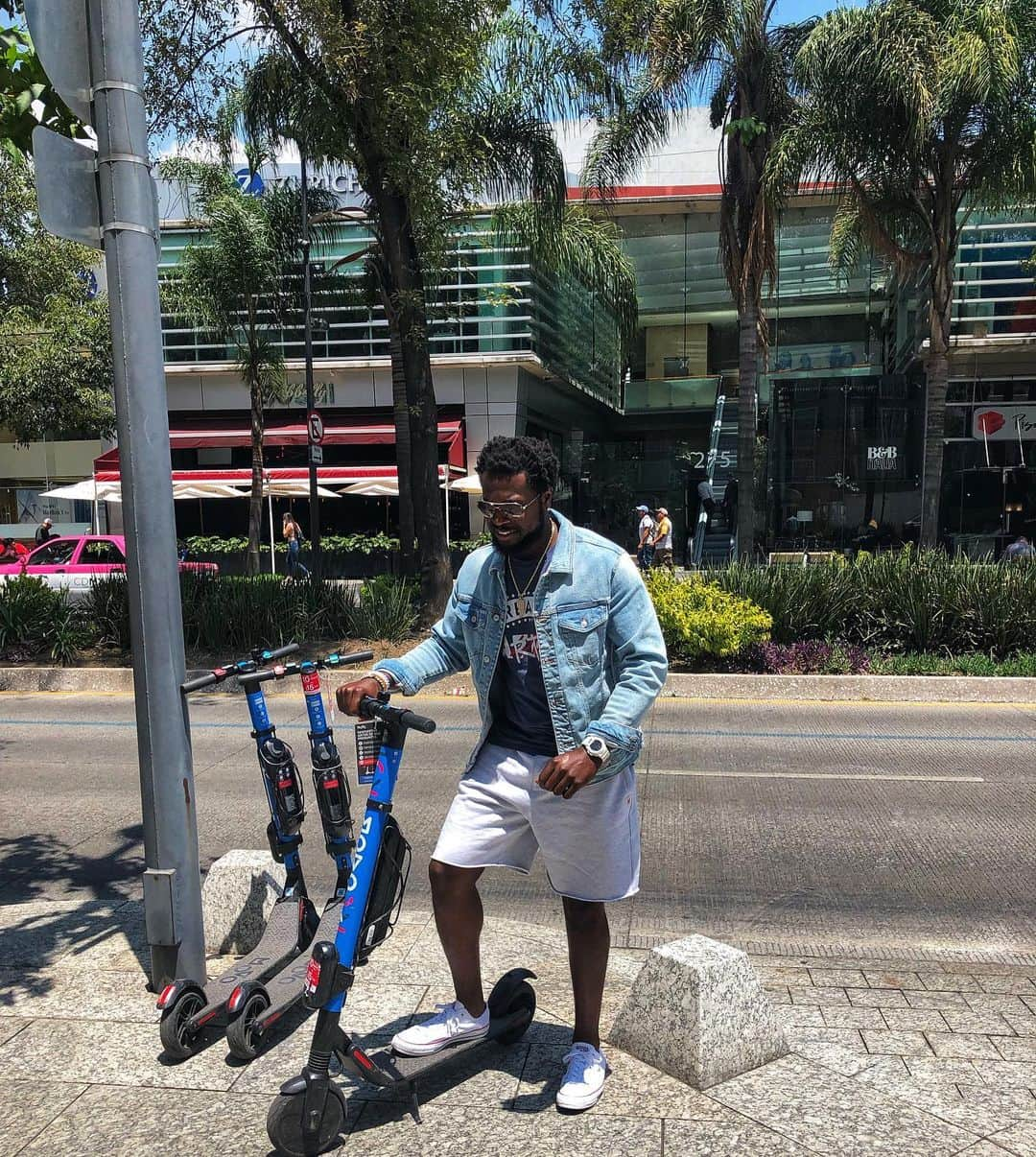 ブランドン・フィリップスのインスタグラム：「🎶Do U Wanna Ride? With Me😎 #IKnowSomePlacesWeCanGo 🗺 #EnjoyLife ⏳ #JoyRide 🛴 #IAmWhatIAm 🤙🏾 ~B£P🧩」