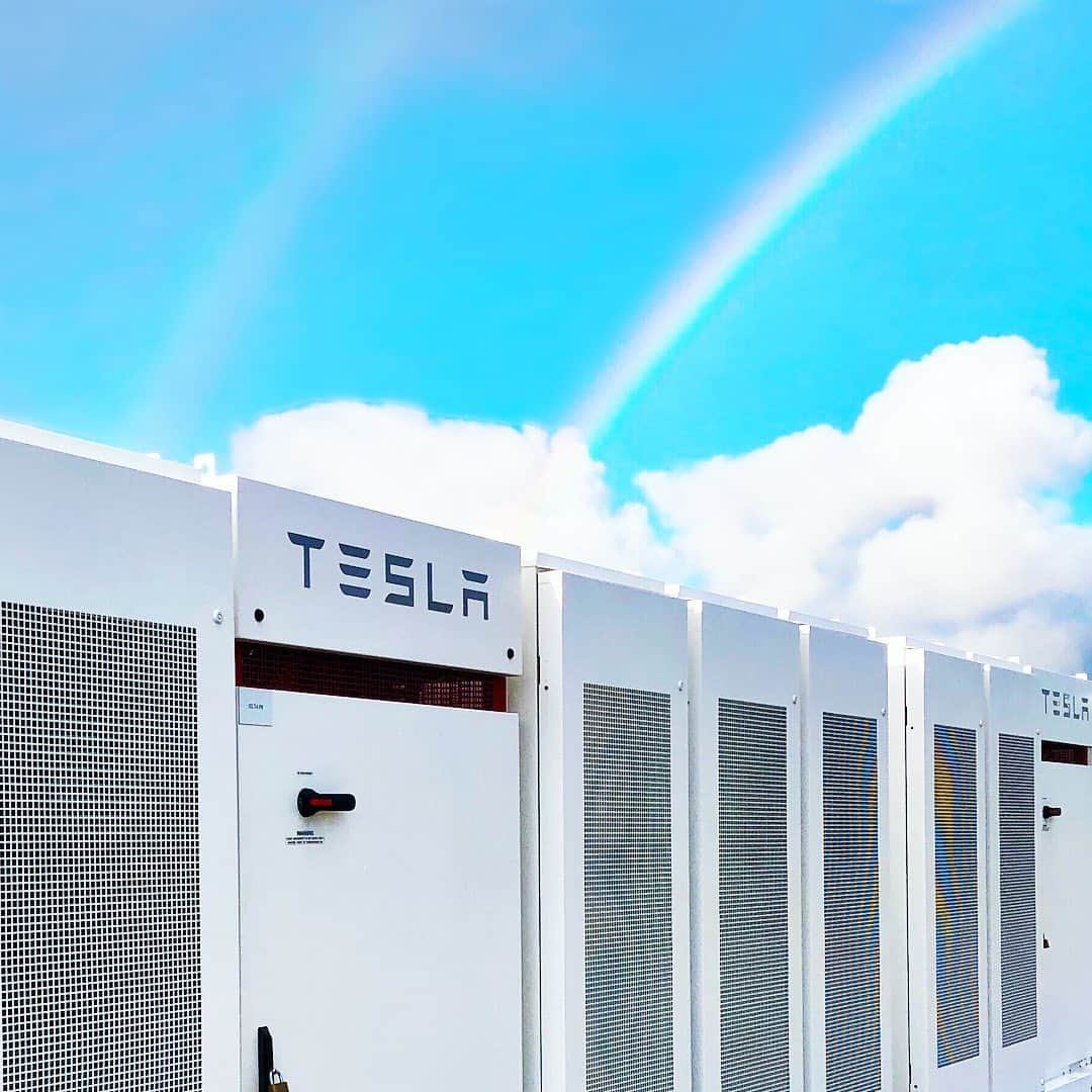 Teslaのインスタグラム：「Tesla batteries power islands, neighborhoods, homes and 🌈DOUBLE RAINBOWS🌈」