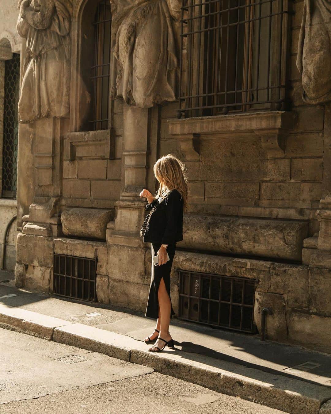 Carin Olssonさんのインスタグラム写真 - (Carin OlssonInstagram)「Definitely one of the things on my list of things I’d like to accomplish: learning Italian. Fluently. One day... 😌 For now, arrivederci Milano 🇮🇹 (Photo: @yleniacuellar)」9月24日 6時12分 - parisinfourmonths