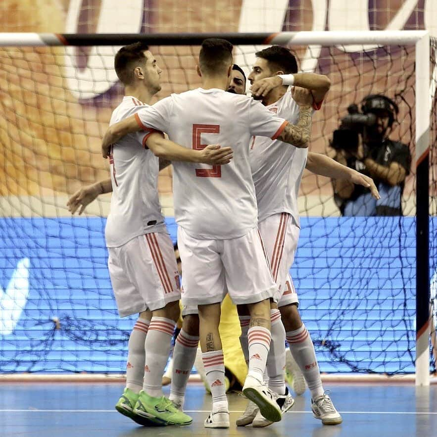 サッカー スペイン代表チームさんのインスタグラム写真 - (サッカー スペイン代表チームInstagram)「💪🏻🇪🇸 ¡¡¡VICTORIA!!! La @sefutbol Sala se impone 1-2 a @portugal en el primero de los dos partidos que disputarán los de Fede Vidal en territorio luso. #FutSal」9月24日 6時13分 - sefutbol