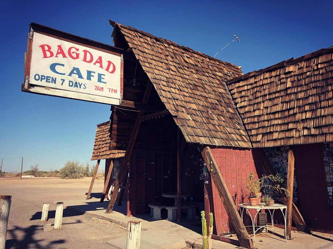 虎牙光揮さんのインスタグラム写真 - (虎牙光揮Instagram)「1987年の映画 “Baghdad Café” の舞台🎬 遂に来れた‼️ #route66 #bagdadcafe #1987smovie #oldtownroad #california #newberrysprings #usa」9月24日 6時33分 - mickeykoga