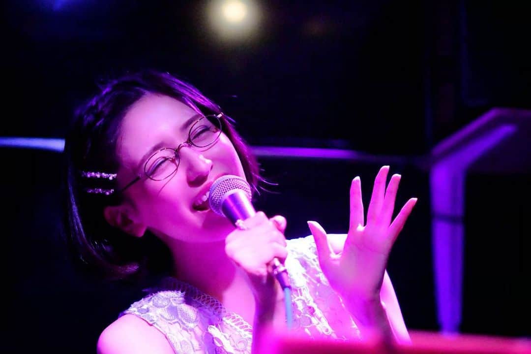こうやもゆさんのインスタグラム写真 - (こうやもゆInstagram)「2019.8.25 . . . . . #ライブBAR #ライブバー #BAR #上北沢 #上北沢駅 #🎤 #japan #tokyo #japanese #japanesegirl #japanesegirlmodel #onimegane #オニメガネ #おにめがね #ライブ #ライブにて #ライブで #ライブ写真 #ライブ写真撮影ok #アコースティック #アコースティックライブ #黒髪 #黒髪ボブ #黒髪ボブヘア #黒髪ボブヘアー」9月24日 6時54分 - 1001moyu