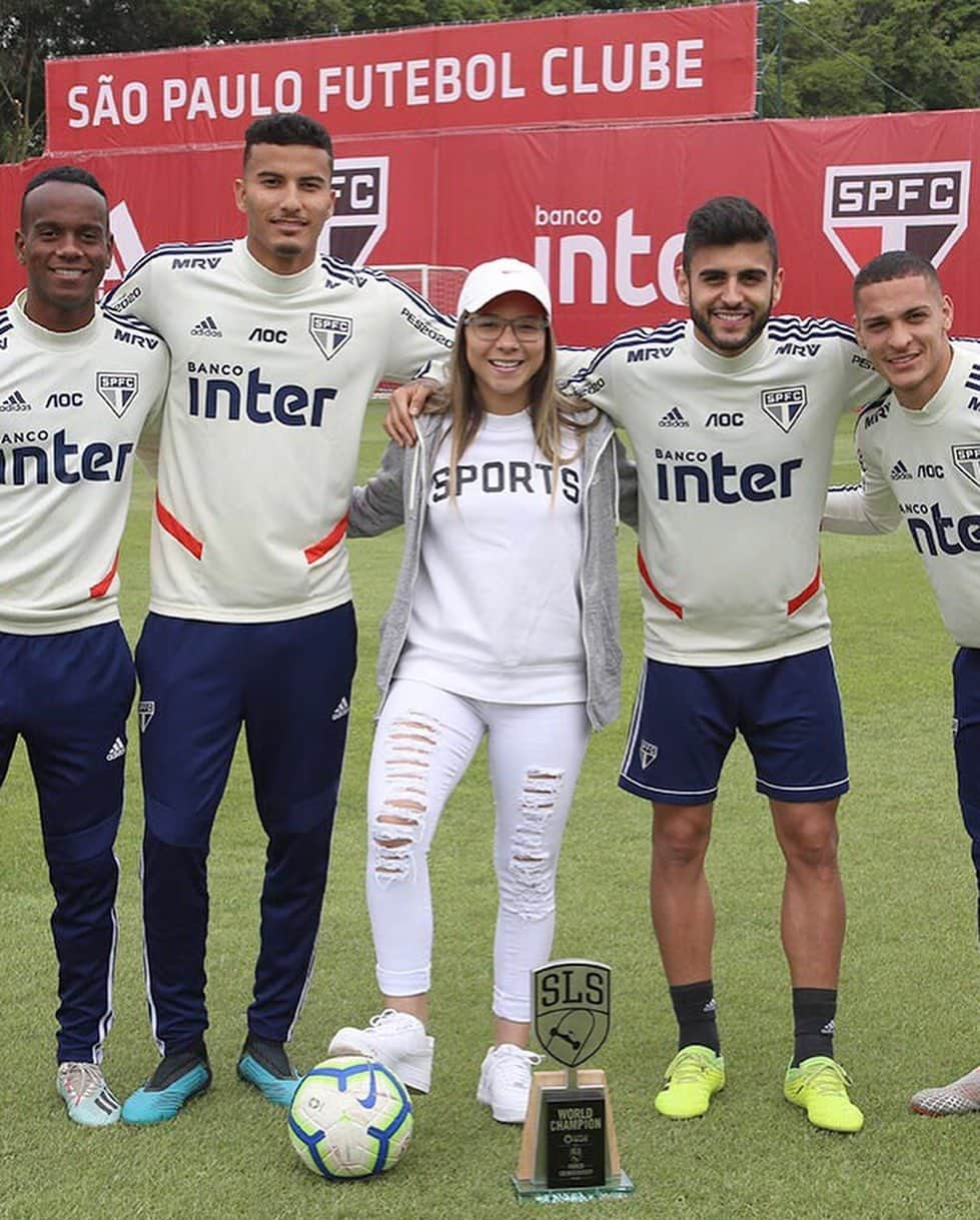 São Paulo FCさんのインスタグラム写真 - (São Paulo FCInstagram)「🚨 Alerta de fotos pesadas! A são-paulina @pamelarosaskt, campeã mundial de skate street, visitou o CT da Barra Funda e conheceu o elenco tricolor nesta segunda-feira. O @hernanesoj e o @danialves até se aventuraram no esporte. Você é sempre bem-vinda, Pamela! 🥇🛹🇾🇪 ⠀⠀⠀⠀⠀⠀⠀⠀⠀ 📸 Rubens Chiri / saopaulofc.net」9月24日 6時55分 - saopaulofc