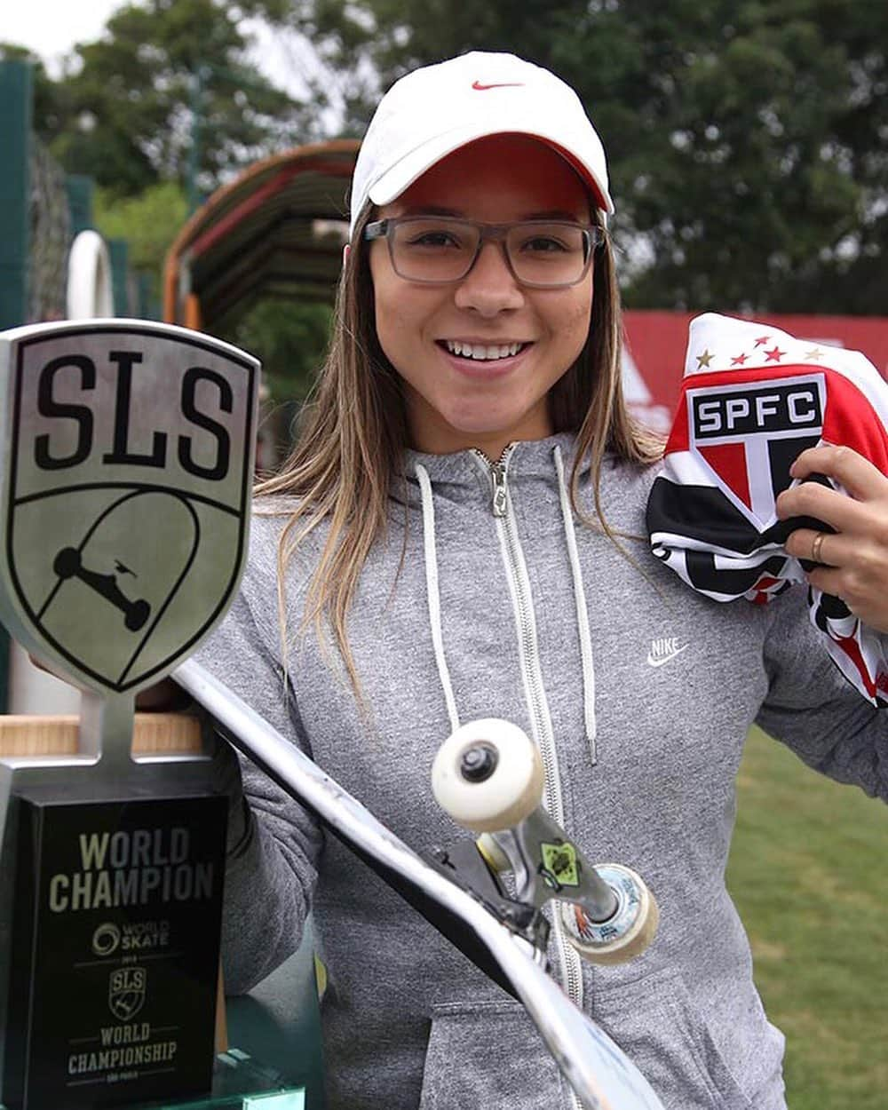 São Paulo FCさんのインスタグラム写真 - (São Paulo FCInstagram)「🚨 Alerta de fotos pesadas! A são-paulina @pamelarosaskt, campeã mundial de skate street, visitou o CT da Barra Funda e conheceu o elenco tricolor nesta segunda-feira. O @hernanesoj e o @danialves até se aventuraram no esporte. Você é sempre bem-vinda, Pamela! 🥇🛹🇾🇪 ⠀⠀⠀⠀⠀⠀⠀⠀⠀ 📸 Rubens Chiri / saopaulofc.net」9月24日 6時55分 - saopaulofc