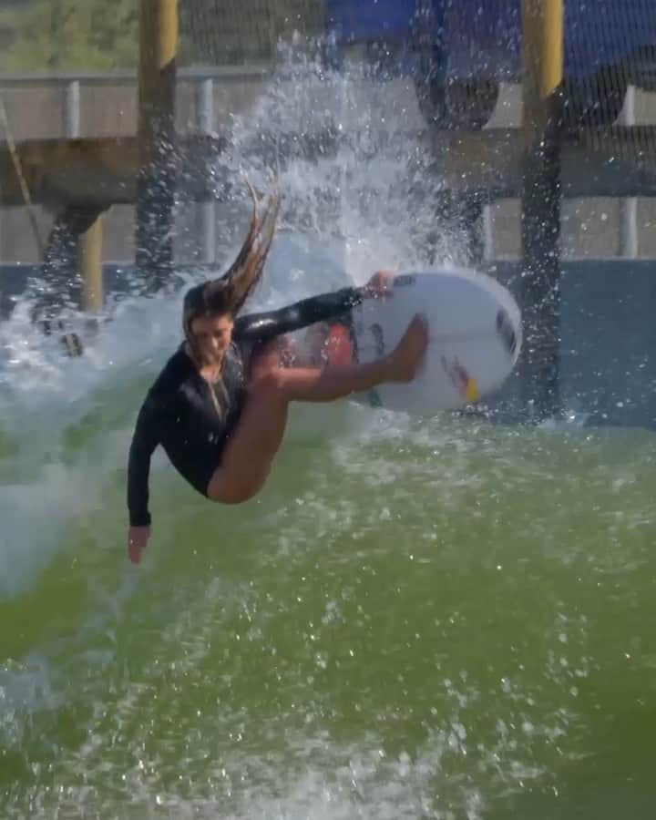 のインスタグラム：「A little Surf Ranch shredding courtesy of @caroline_markss 🤙 📹 @noahjm22  #surf #surfing #surfranch #redbull #givesyouwings」