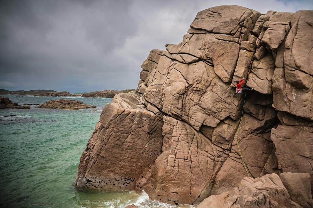 アークテリクスさんのインスタグラム写真 - (アークテリクスInstagram)「Irish dawn patrol 🏄 Photo: @johnpricephotography of @realwillgadd on the sea stacks of Ireland. #arcteryx」9月24日 7時03分 - arcteryx