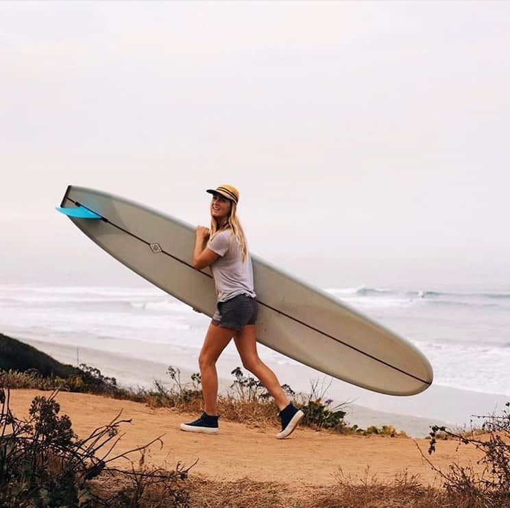 のインスタグラム：「@annaehrgott hunting for waves in her Mariners Boots in Deep Navy over the weekend. Have any questions about our Mariners Boot collection? Drop us a line in the comments below! #showupinseavees」