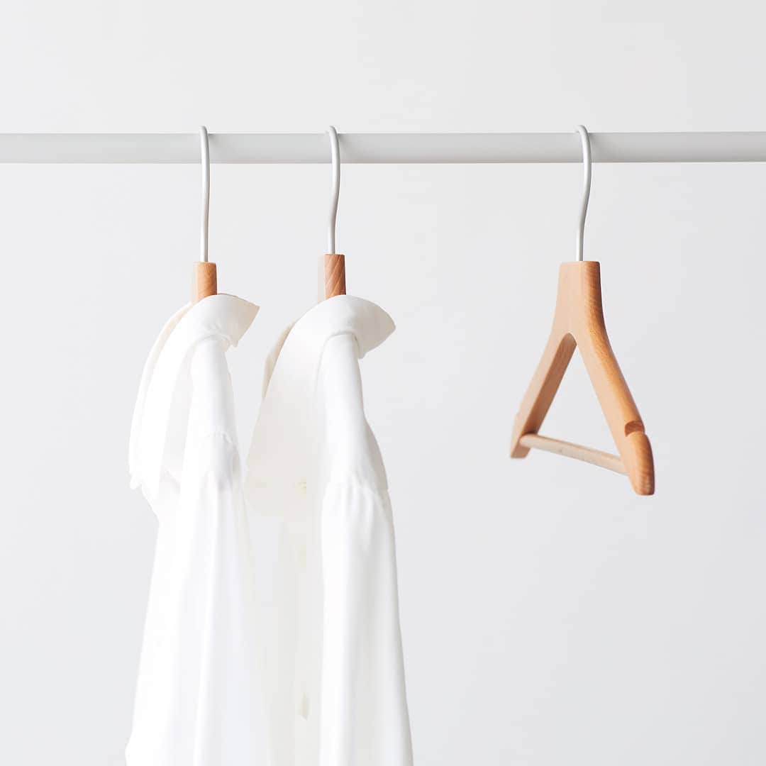MUJI USAさんのインスタグラム写真 - (MUJI USAInstagram)「Fall is here - prepare your clothing for the new season. Hang the items that need to be hung on hangers made of cedarwood to repel insects and odor.  Shop the Cedarwood Hangers and more in stores. #muji #mujiusa #storage #firstdayoffall」9月24日 7時19分 - mujiusa