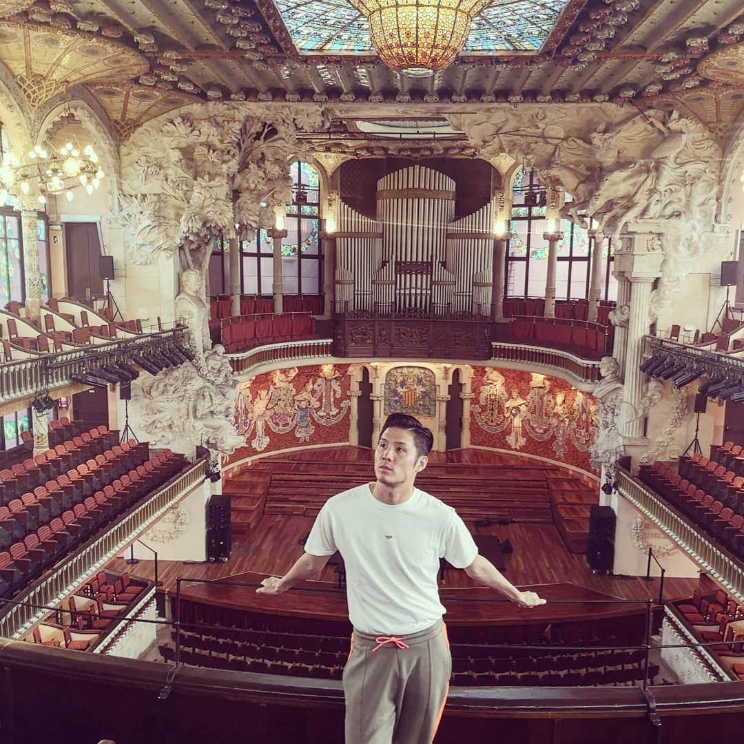 梅川壱ノ介（舞踊家）のインスタグラム：「ℙ𝕒𝕝𝕒𝕦 𝕕𝕖 𝕝𝕒 𝕄ú𝕤𝕚𝕔𝕒 ℂ𝕒𝕥𝕒𝕝𝕒𝕟𝕒 ￣￣￣￣￣￣￣￣￣￣￣￣￣￣￣￣￣￣￣￣￣￣￣￣ 最終目的地、バルセロナへ来ています。  世界遺産に囲まれた街並み、たまたまタイミングが合ったメルセ祭り、毎晩音楽、芸術に浸る日々に舞踊家として、湧き出る情熱を感じながら、流れに身を任せて、今この時間を大切に過ごしています。  #梅川壱ノ介  #世界遺産 #スペイン #バルセロナ #メルセ祭り」