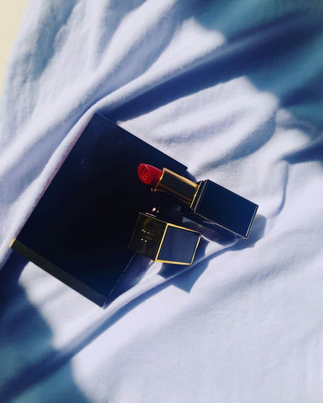 のインスタグラム：「ーTOM FORD﻿ 新しい赤リップで秋の顔に。。🥀﻿ ﻿ ブラウンのシャドウはもう何個目なのか﻿ 分からないくらい使い続けています🥺﻿ ﻿ #tomfordbeauty #tflip #make #lipstick ﻿ #メイク #口紅 #秋メイク﻿」
