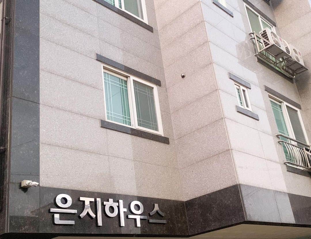 浜平恭子さんのインスタグラム写真 - (浜平恭子Instagram)「‪韓国のビラは日本のアパートのような住宅(๑′ᴗ‵๑)‬ ‪オーナーさんが好きな名前を付けられますが、これがなかなか面白い✨‬ ‪中には好きなアイドルの名前をつける方も❣️‬ ‪これらのビラは、それぞれオーナーさんがスジさんとApinkのウンジさんのファンの方だと教えていただきました（笑） 日本でもオーナーさんが好きな名前を付けている集合住宅は多いだろうけど、好きなアイドルの名前はなかなか無いかな…。 ‬ ‪#Apink #수지 #은지 ‬」9月24日 7時32分 - hamahi1231