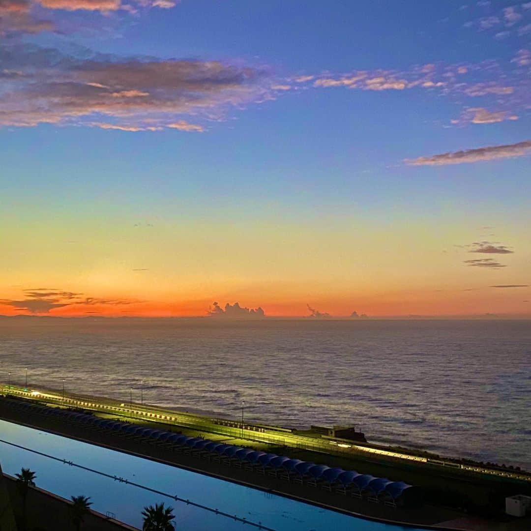 のインスタグラム：「#海 の #朝焼け #きれい だった。 #morningglow #landscapes #風景写真 #空 #窓からの景色 #海の近く #skygradient #gradationsky」