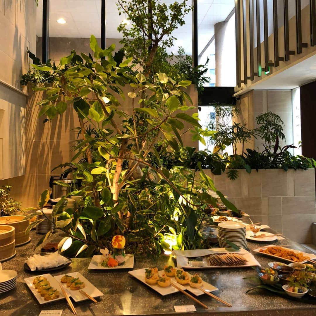 今堀恵理さんのインスタグラム写真 - (今堀恵理Instagram)「熱香森　@lashangsen　の2周年イベントに行って来ました🍴 9月1日より熱香森料理長に就任した瀧谷さんによる美味しい中華料理がずらりと並びました どれも洗練された美味しいお料理でしたよ❤️ そして北新地に11月オープン予定の和食のお店のお料理も御披露目で食べさせて頂きました オープンしたら伺いたいと思います  そしてイベントのスペシャルゲストで3チーム コントワールフーの佐藤シェフと  鮨おぎ堂の荻堂さんと  お酒面ではサクラバーの大賀さんチーム  が来られていて貴重なお料理が食べれました😍  しかもお食事はフリーだからお代わり出来るスタイルだったの コントワールフーさんのキャビアも山盛り乗せてくれた❗おぎ堂さんも予約困難だけど初めて食べれました  熱香森さんの2周年イベントは豪華過ぎる！感激でした  料理長が代わり益々楽しみのお店熱香森さんでした  私のコーデは ワンピースは私のブランド　エリクチュール @couture_digital_fashion ピアスは　@at.prettie  でした  #ラシャンセン　#熱香森　#コントワールフー　#おぎ堂　#サクラバー　#北新地グルメ　#予約困難店　#ベルーガ　#uchippa #エリクチュール　#prettie #アラフォーファッション」9月24日 7時53分 - eriimahori