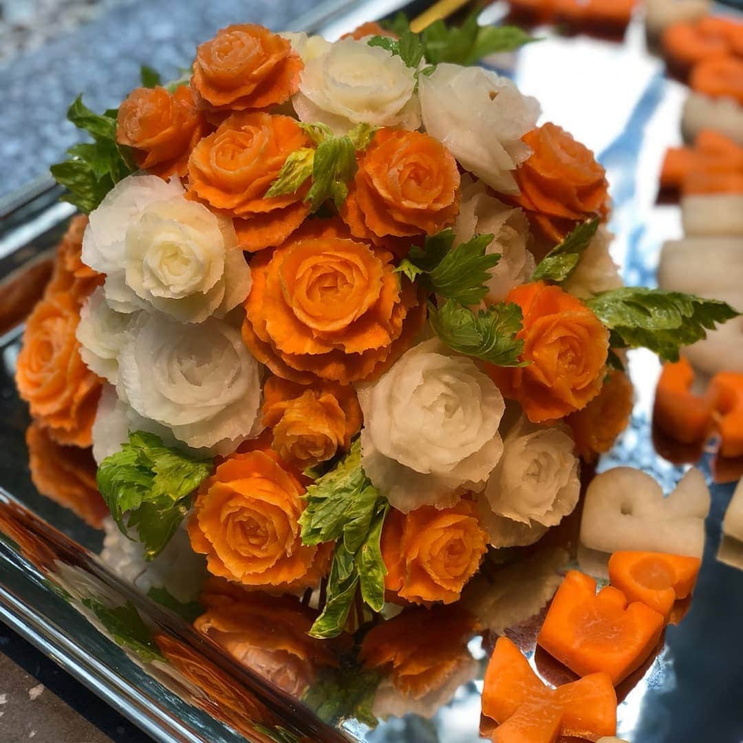 今堀恵理さんのインスタグラム写真 - (今堀恵理Instagram)「熱香森　@lashangsen　の2周年イベントに行って来ました🍴 9月1日より熱香森料理長に就任した瀧谷さんによる美味しい中華料理がずらりと並びました どれも洗練された美味しいお料理でしたよ❤️ そして北新地に11月オープン予定の和食のお店のお料理も御披露目で食べさせて頂きました オープンしたら伺いたいと思います  そしてイベントのスペシャルゲストで3チーム コントワールフーの佐藤シェフと  鮨おぎ堂の荻堂さんと  お酒面ではサクラバーの大賀さんチーム  が来られていて貴重なお料理が食べれました😍  しかもお食事はフリーだからお代わり出来るスタイルだったの コントワールフーさんのキャビアも山盛り乗せてくれた❗おぎ堂さんも予約困難だけど初めて食べれました  熱香森さんの2周年イベントは豪華過ぎる！感激でした  料理長が代わり益々楽しみのお店熱香森さんでした  私のコーデは ワンピースは私のブランド　エリクチュール @couture_digital_fashion ピアスは　@at.prettie  でした  #ラシャンセン　#熱香森　#コントワールフー　#おぎ堂　#サクラバー　#北新地グルメ　#予約困難店　#ベルーガ　#uchippa #エリクチュール　#prettie #アラフォーファッション」9月24日 7時53分 - eriimahori