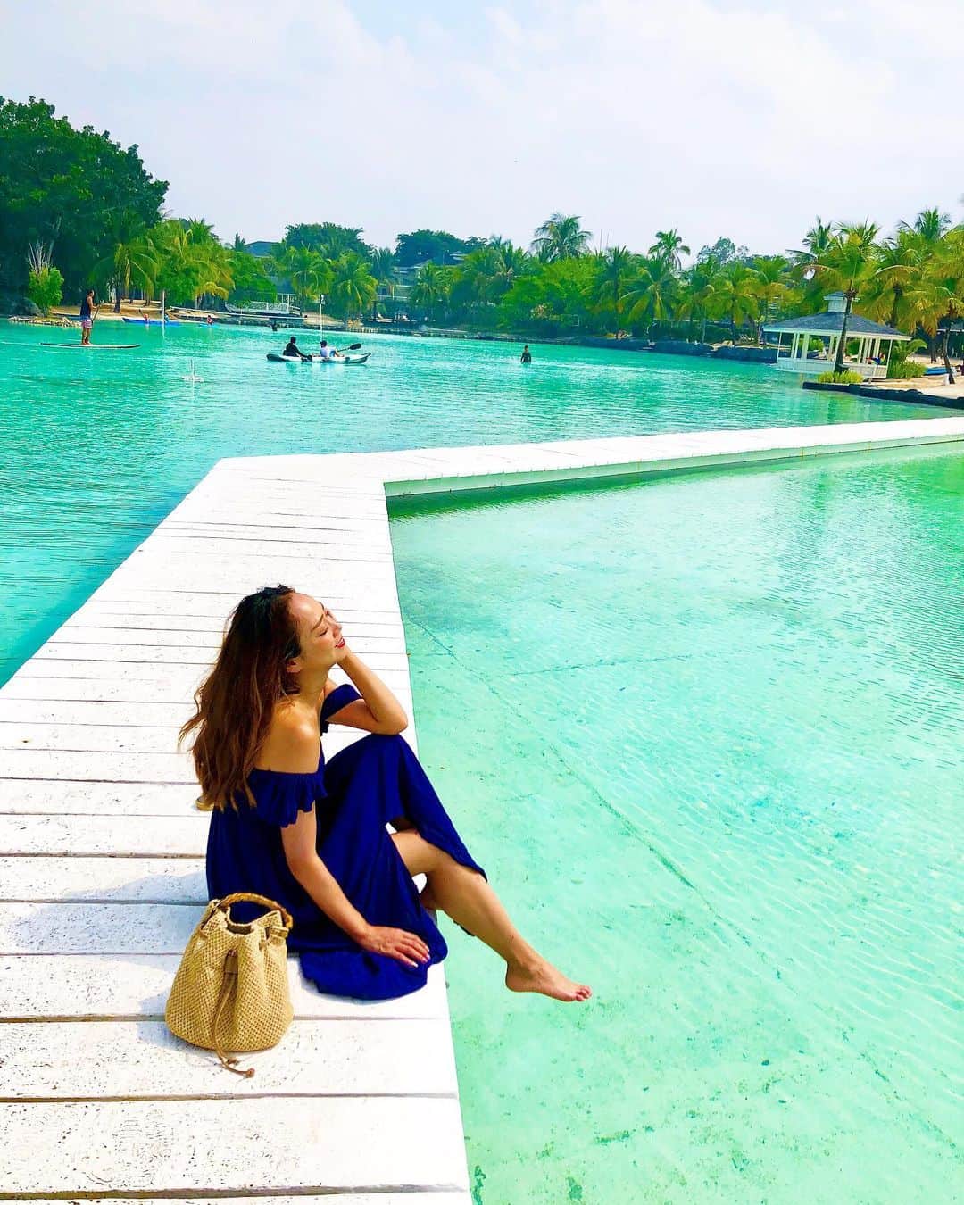石田美奈子のインスタグラム：「ℂ𝕖𝕓𝕦. . ラグーンの真ん中を通る真っ白な桟橋💓 . これから帰国します✈️ とにかく満喫した#旅行 だけど、まだ帰りたくないなぁ😢 . ✈️ → #minako_trip . #cebu #セブ島 #マクタン島 #プランテーションベイ #女子旅」