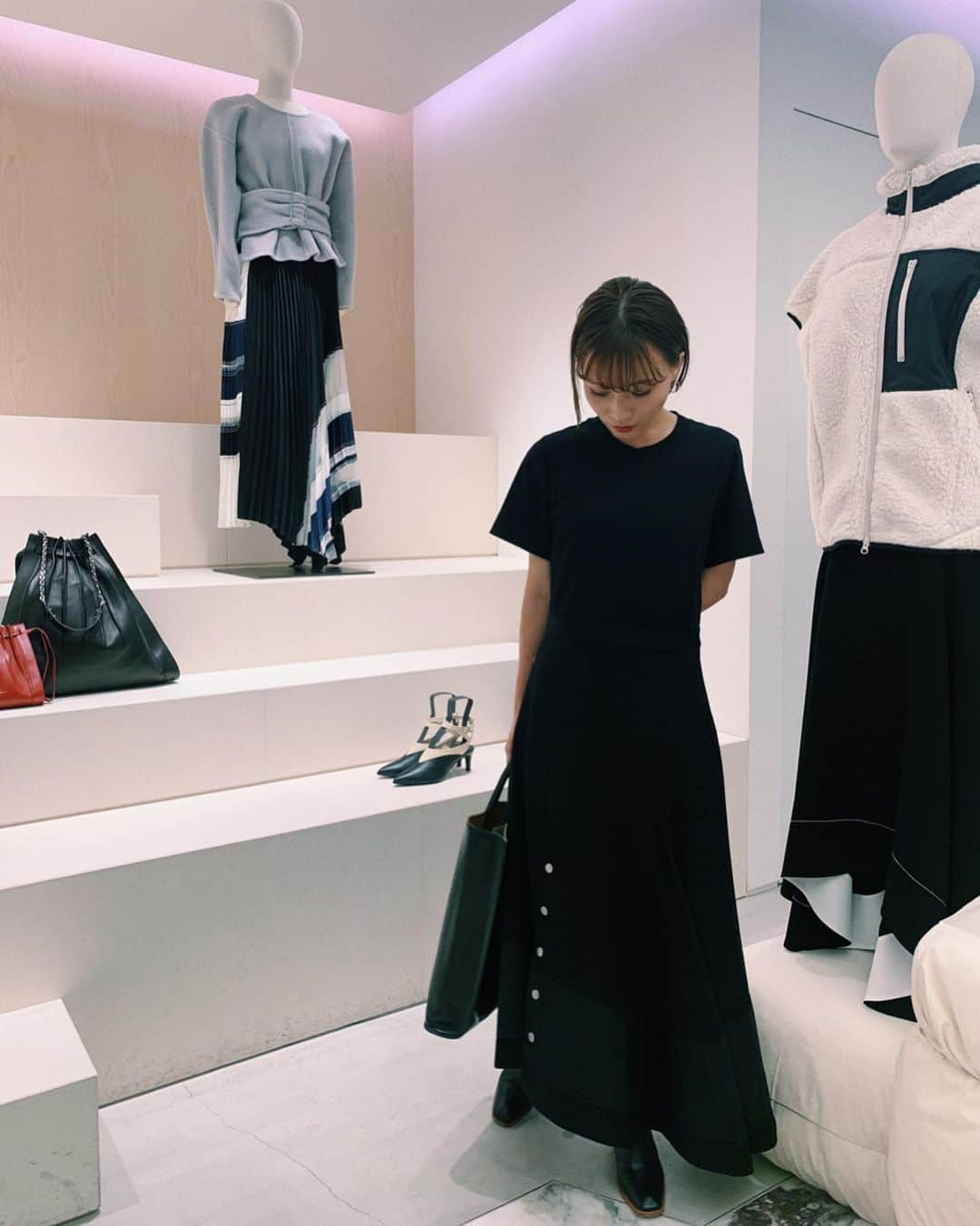 鎌田安里紗さんのインスタグラム写真 - (鎌田安里紗Instagram)「3.1 フィリップ リムのサステナブルを軸にしたカプセルコレクションをみに銀座SIXのPOPUPへ🌔🌔 ウールをメインの素材にしているのだけど、その理由が「ウールは弾力と耐臭性があるので洗濯の頻度が少なくていい」で、作る工程だけでなく、購入後の水やエネルギーの使用を抑える発想なの面白かったです たくさんのブランドがサステナブル、エシカルなラインをスタートさせているけれど、その解釈や、アイテムへの落とし込み方はほんとうに多様。 フィリップリム氏の「サステイナビリティは、完璧ではなく、バランスだと考えています。」というコメントと、FNOでのトークのなかで自身の生活について、つまり食をはじめとする暮らしのなかで何をどのように選んでいるかという話をされていたのがとても印象的だった #Teamwool #ウールマーク #woolmark #31philliplim」9月24日 7時50分 - arisa_kamada