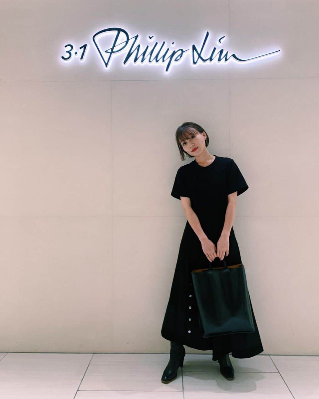 鎌田安里紗さんのインスタグラム写真 - (鎌田安里紗Instagram)「3.1 フィリップ リムのサステナブルを軸にしたカプセルコレクションをみに銀座SIXのPOPUPへ🌔🌔 ウールをメインの素材にしているのだけど、その理由が「ウールは弾力と耐臭性があるので洗濯の頻度が少なくていい」で、作る工程だけでなく、購入後の水やエネルギーの使用を抑える発想なの面白かったです たくさんのブランドがサステナブル、エシカルなラインをスタートさせているけれど、その解釈や、アイテムへの落とし込み方はほんとうに多様。 フィリップリム氏の「サステイナビリティは、完璧ではなく、バランスだと考えています。」というコメントと、FNOでのトークのなかで自身の生活について、つまり食をはじめとする暮らしのなかで何をどのように選んでいるかという話をされていたのがとても印象的だった #Teamwool #ウールマーク #woolmark #31philliplim」9月24日 7時50分 - arisa_kamada