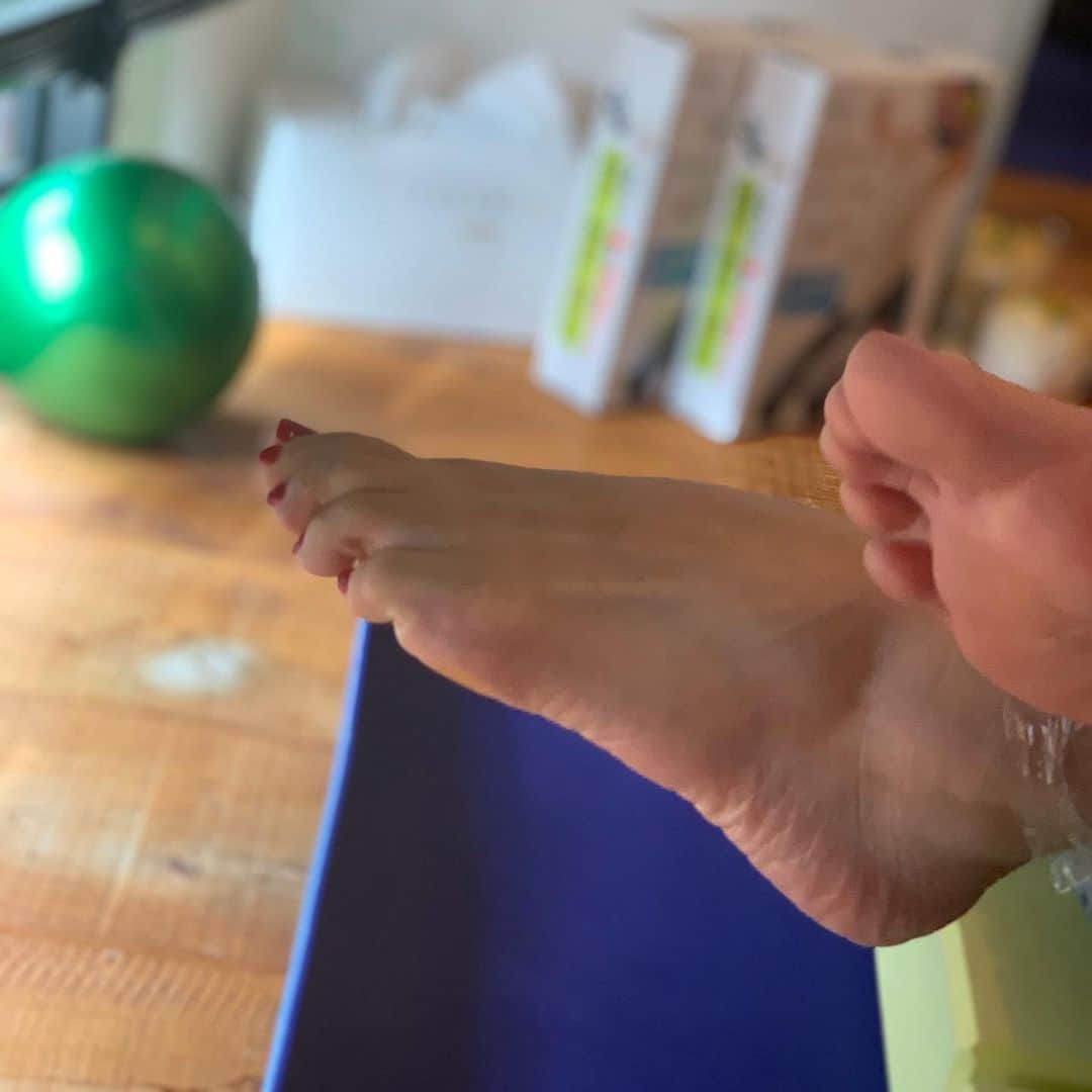 FitnessPlanner 星野由香さんのインスタグラム写真 - (FitnessPlanner 星野由香Instagram)「おはようございます😃 3連休が終わりましたね！  今日は足首や足指のチェックについて。  まずお客様の足を見て、確認しているのは足首は背屈、底屈という動きがまず出来ているか。 足首とともに足指が連動して滑らかな動作を取れているか、を見させていただきます。 足指については、親指とそれ以外の指で分けて。人差し指から小指がしっかり関節が伸びているのか、足指をパーに開けるかも要チェックです🙏✨ 出来てなければ、どの指が曲がりやすいのかな。を、見てあげてください。  どんな足指になってますか？  もし足指が曲がってしまっていたら、どうしてそうなってるかな？を考えた時に 普段履いている靴下やストッキング、靴の問題を振り返るくらいは良いですが、これのせい！と原因を決めつけずに今の足指はこうなってるんだなぁーと受け止めること、が大切です。  足指や足首の動きに対して評価しすぎたりそんな自分の足を毛嫌いすることなく、改善へ向けて何からまず出来るかなぁと考えていくことやトレーナーへ相談することをお勧めします^ ^  #足指 #足首 #足部 #動き #メンテナンス #自分のからだ へ意識を向ける」9月24日 7時55分 - yuka.hoshino222