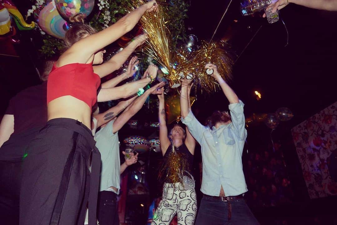 トーヴ・ローさんのインスタグラム写真 - (トーヴ・ローInstagram)「First of the weekend celebration❤️ can’t thank my mad loved ones enough for turning uuuup with me. Ur all crazy and I love u 📸 @nomoore #wearealladultswithballoonstiedtoourheads」9月24日 7時56分 - tovelo