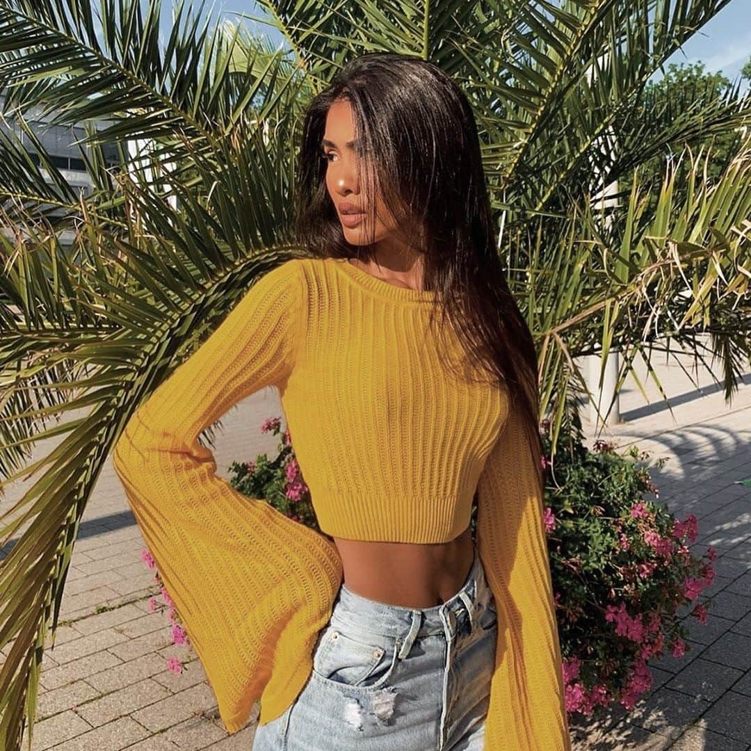 TULAROSAさんのインスタグラム写真 - (TULAROSAInstagram)「ray of sunshine ☀️ | @nxshaya in the sunshine sweater - link in bio to shop」9月24日 8時00分 - tularosalabel