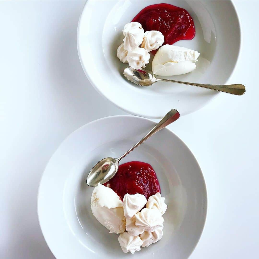 福田里香さんのインスタグラム写真 - (福田里香Instagram)「ルバーブジャムのパブロバ マスカルポーネを添えて。 #季節の果物でジャムを炊く . ジャム+メレンゲ+何か甘くないクリーム の組み合わせはやっぱり最高。 というか、すごく好み。 • ようやくメレンゲが作りやすい 気候になってきましたね。 ジャムを作っておくと おやつのバリエーションが増えますよ。 白く柔らかくクセのないチーズは クレームシャンティより濃密な味わいで この組み合わせも気に入ってます。 • #St.JOHNならこうするね と勝手に脳内で仮想して、 料理を盛りつけることがよくある。 すると、好きな感じにできることが多い。 （注：St.JOHNで食べたことはまだないよ)」9月24日 8時00分 - riccafukuda