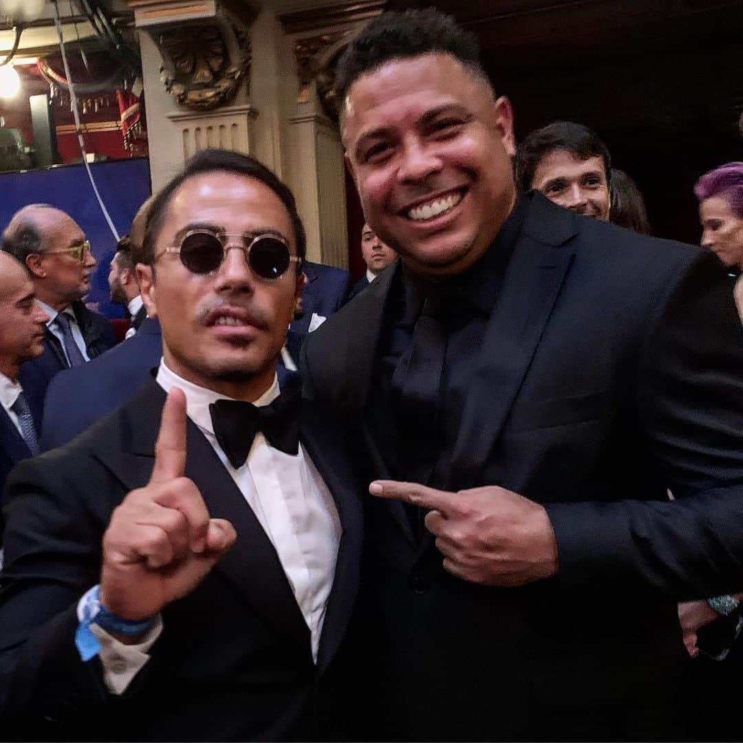 Saltbae（ヌスラット・ガネーシュ）さんのインスタグラム写真 - (Saltbae（ヌスラット・ガネーシュ）Instagram)「I love Brazil 🇧🇷 @ronaldo happy birthday legend #saltbae#saltlife #salt」9月24日 8時11分 - nusr_et