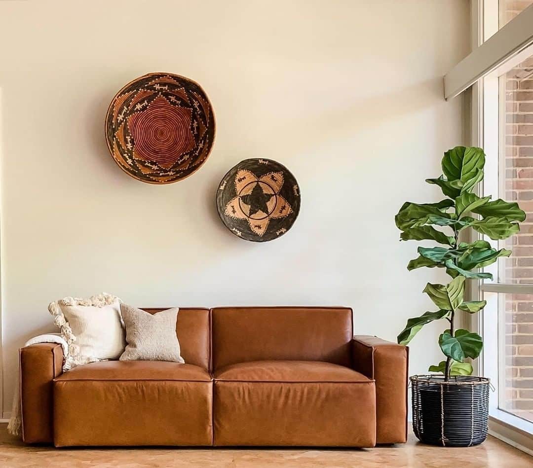 west elmさんのインスタグラム写真 - (west elmInstagram)「It's the first day of fall and it *totally* feels like it in this living room with our Sedona Leather Sofa 🍂🍁 Share your fall style and tag @westelm! (Photo: @twentytwentytwodesigns) #fallishere #firstdayoffall #leathersofa」9月24日 8時06分 - westelm