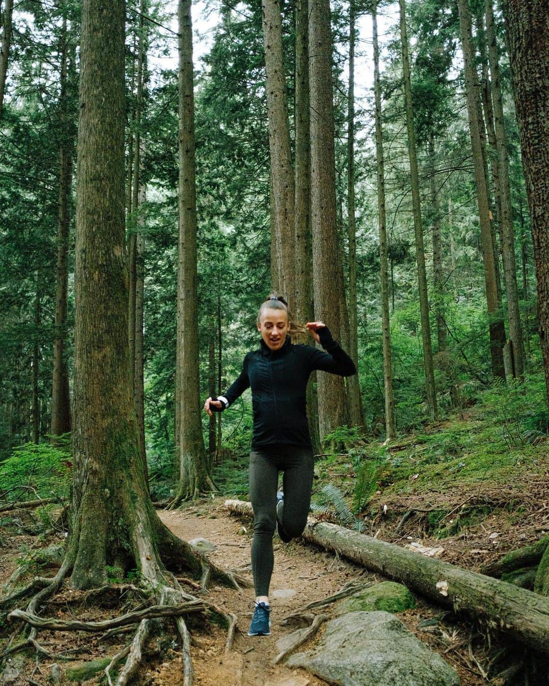 lululemonさんのインスタグラム写真 - (lululemonInstagram)「ICYMI—we got into some juicy convo about pushing the limits with @samanthagash, ultramarathoner, social entrepreneur and lululemon global run ambassador. Listen to episode five of the sweatlife podcast in partnership with @makerswomen, more in our stories. #thesweatlife」9月24日 8時06分 - lululemon