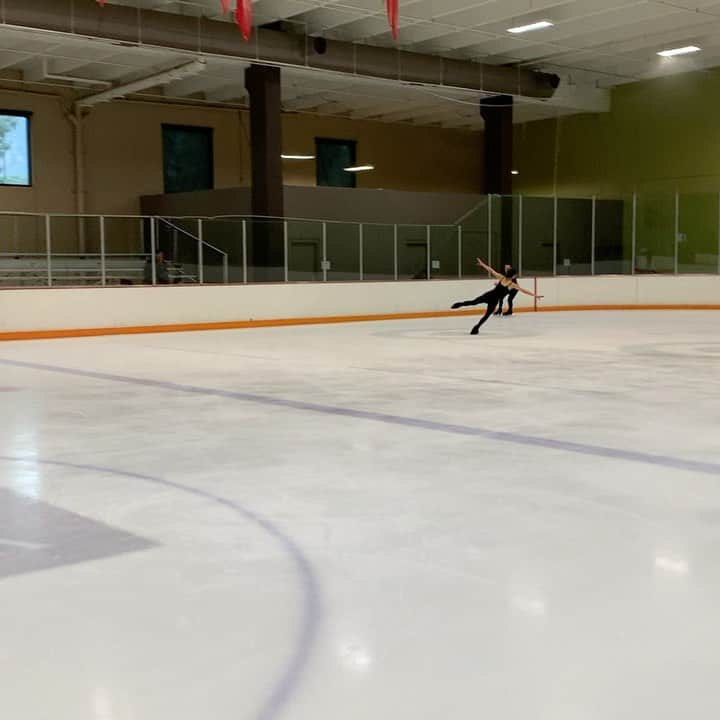 ジョーダン・モエラーのインスタグラム：「Paying homage to my @hoticeshow swans 🦢🦢 Video by @courtneynhicks  Commentary by @campulk  #figureskating #hotice #freeprogram #adagioingminor #lutzdoit #helpmeimdying #justkiddingwerefine」