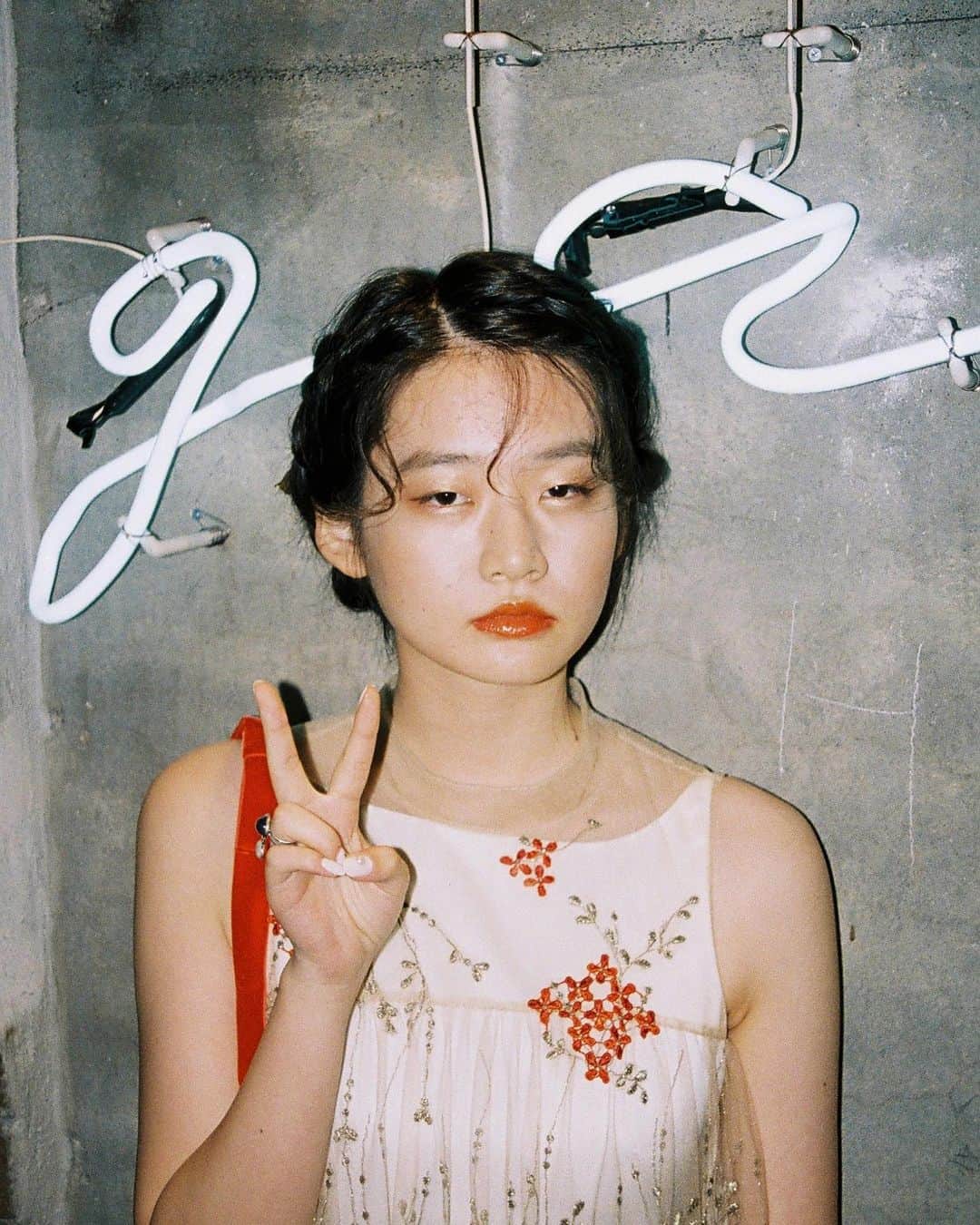トヲルさんのインスタグラム写真 - (トヲルInstagram)「. . . 悪意はまったくないよ🌹 . . hair&make..佐々木桃子(@8momoo ) assistant..R:na(@kiss__mint_r ) model..まおり(@maoriojyo ) photo..トヲル(@toworu55 ) . . #kyocerasamurai  #kyocerasamuraix3」9月24日 8時17分 - toworu55