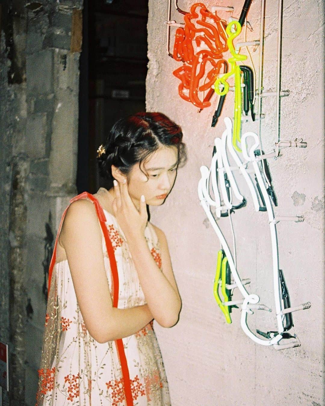 トヲルさんのインスタグラム写真 - (トヲルInstagram)「. . . 悪意はまったくないよ🌹 . . hair&make..佐々木桃子(@8momoo ) assistant..R:na(@kiss__mint_r ) model..まおり(@maoriojyo ) photo..トヲル(@toworu55 ) . . #kyocerasamurai  #kyocerasamuraix3」9月24日 8時17分 - toworu55