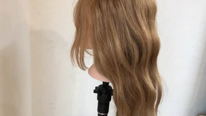 kumaのインスタグラム：「. たった1つのゴムだけで 作るヘアアレンジ☺️ . プロフィール欄のリンクより . ヘアアレンジの作り方などを . 多数アップしています。 . #hairfaire #ヘアアレンジ #ヘアアレンジ動画 #久留米美容師 #福岡美容師 #福岡美容室 #久留米美容室 #kuma_style  #youtube #youtuber好きな人と繋がりたい」