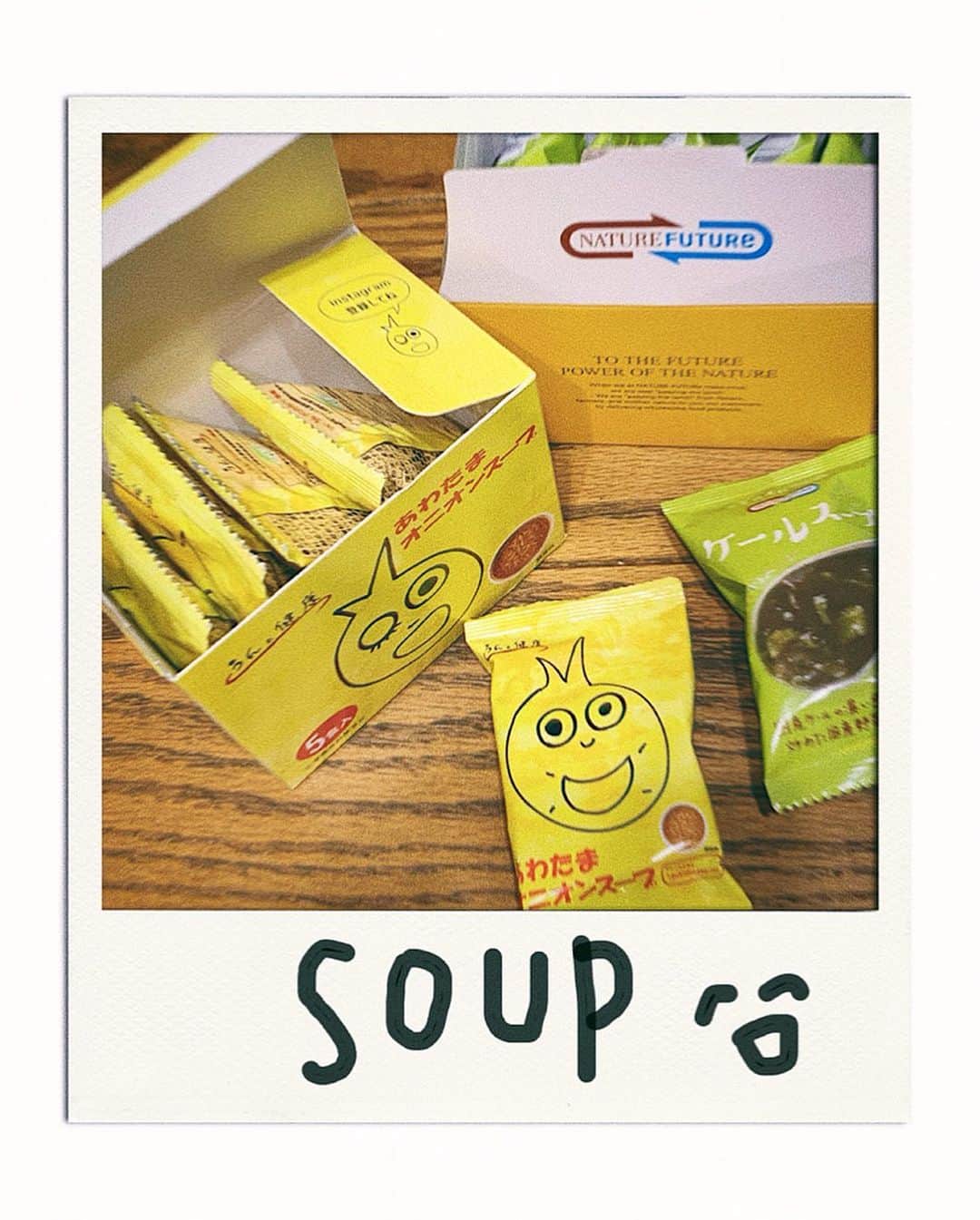 猪鼻ちひろさんのインスタグラム写真 - (猪鼻ちひろInstagram)「🍞🍃﻿ おはよう☺️ 久しぶりのラピュタパン(今回はマヨネーズにプラスしてチーズも。堤防にしてる◎)に、﻿ポテトとミニトマト焼いたもの。﻿(味付けはストーリーに載せたよ、適当よ◎)﻿ ﻿ 緑のお野菜は教えていただいたケールスープで🍃﻿ なかなか手に入らないケールをこんなに簡単に摂取できるのが嬉しいし、美味しい！﻿ ﻿ ちょっとしたプレゼントにもオススメだし、スープ作るのは面倒くさいって日よくあるし、栄養満点なのも嬉しいです😚﻿ ﻿ #お湯沸かして注ぐだけって考えた人天才だよ﻿ #ちひろのごはん #ちひろkitchen #ちひろkitchenレシピ  #ケールスープ #あわたまオニオンスープ #ケール #ケール大好き #kale #ケールワーク #kalework#pr#morning」9月24日 8時28分 - inohanachihiro