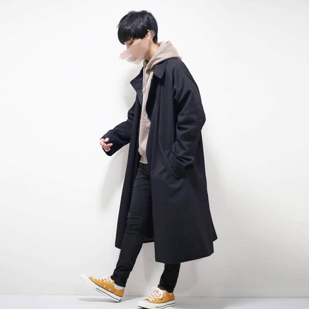 ひっちさんのインスタグラム写真 - (ひっちInstagram)「【秋のパーカー×コートコーデ】﻿ ﻿ 定番にして至高の組み合わせ。﻿ 秋に女性から特に良いと言われる(ひっち主観)パーカーレイヤードコーデ！﻿ ﻿ ひっちInstagram→@hicchiwear﻿ ﻿ ﻿ ┈┈┈┈┈┈┈┈┈┈﻿ ﻿ ⬇着用アイテム⬇ ﻿﻿ ﻿﻿﻿﻿﻿﻿﻿﻿﻿﻿ coat：#Interfactory ﻿﻿﻿﻿﻿ ﻿﻿ TOPS：#gu ﻿﻿﻿﻿﻿﻿﻿﻿﻿﻿﻿﻿ pants：#hm ﻿ shoes ：#converse #ct70s ﻿ ﻿ ┈┈┈┈┈┈┈┈┈┈﻿﻿﻿ ひっち﻿﻿→@hicchiwear ﻿ ┈┈┈┈┈┈┈┈┈┈﻿ ﻿・﻿﻿﻿﻿﻿﻿﻿﻿﻿﻿﻿﻿﻿﻿﻿﻿﻿﻿﻿﻿﻿﻿﻿﻿﻿ ﻿﻿﻿﻿ ・﻿﻿﻿﻿﻿﻿﻿﻿﻿﻿ ・﻿﻿﻿﻿﻿﻿﻿﻿﻿﻿﻿﻿﻿﻿﻿﻿﻿﻿﻿﻿﻿﻿ ﻿ #お洒落さんと繋がりたい #お洒落好きな人と繋がりたい #古着コーデ  #いいね返し #古着男子  #キレイめカジュアル﻿ #いいね100 #いいね返しは絶対﻿ #韓国ファッションコーデ ﻿﻿#いいね返し  #韓国ファッション  #ゆるコーデ #ディズニーコーデ #ゆるコーデ  #ダッフィコーデ #大学生コーデ #streetmix #キレイめコーデ #秋コーデ #デートコーデ  #メンズファッション  #ストリートコーデ #ストリートmix #ストリートファッション #ストリート系男子 #ストリートスタイル #ストリート系ファッション」9月24日 8時23分 - hicchiwear