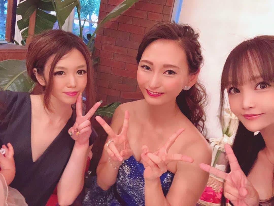 宇佐美あいりさんのインスタグラム写真 - (宇佐美あいりInstagram)「#おはよう さぎ🐰💓結婚式 💒ではれなぴすと唯ちゃんに会って久々すぎて楽しかった♡あとお色直しのドレス当たった人がお肉貰えたんだけどあいりん正解してたのに抜けてて抽選の紙書くの忘れたから参加できず残念wなおこはやっぱり青いドレスが似合う👰💕動画うちの声騒がしい😂wほんま可愛いー♡しかしみんな結婚していくwうちはいつかな？😂w  #結婚#結婚パーティー#party#披露宴#happywedding#花嫁#花婿#お似合い#素敵#仲良し#友達#love#お祝い#幸せになってね#涙#嬉しい#結婚式コーデ#恵比寿#yebisu#duodomo#ドュオドーモ  #japanesegirl#instadaily#instalike#igers#selfie#instagood#pleaselike#followme」9月24日 8時24分 - airi.usami_official