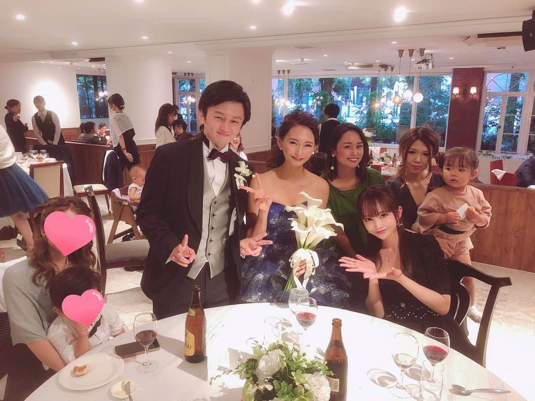 宇佐美あいりさんのインスタグラム写真 - (宇佐美あいりInstagram)「#おはよう さぎ🐰💓結婚式 💒ではれなぴすと唯ちゃんに会って久々すぎて楽しかった♡あとお色直しのドレス当たった人がお肉貰えたんだけどあいりん正解してたのに抜けてて抽選の紙書くの忘れたから参加できず残念wなおこはやっぱり青いドレスが似合う👰💕動画うちの声騒がしい😂wほんま可愛いー♡しかしみんな結婚していくwうちはいつかな？😂w  #結婚#結婚パーティー#party#披露宴#happywedding#花嫁#花婿#お似合い#素敵#仲良し#友達#love#お祝い#幸せになってね#涙#嬉しい#結婚式コーデ#恵比寿#yebisu#duodomo#ドュオドーモ  #japanesegirl#instadaily#instalike#igers#selfie#instagood#pleaselike#followme」9月24日 8時24分 - airi.usami_official