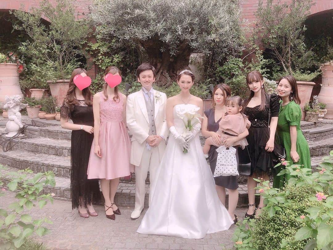 宇佐美あいりさんのインスタグラム写真 - (宇佐美あいりInstagram)「#おはよう さぎ🐰💓結婚式 💒ではれなぴすと唯ちゃんに会って久々すぎて楽しかった♡あとお色直しのドレス当たった人がお肉貰えたんだけどあいりん正解してたのに抜けてて抽選の紙書くの忘れたから参加できず残念wなおこはやっぱり青いドレスが似合う👰💕動画うちの声騒がしい😂wほんま可愛いー♡しかしみんな結婚していくwうちはいつかな？😂w  #結婚#結婚パーティー#party#披露宴#happywedding#花嫁#花婿#お似合い#素敵#仲良し#友達#love#お祝い#幸せになってね#涙#嬉しい#結婚式コーデ#恵比寿#yebisu#duodomo#ドュオドーモ  #japanesegirl#instadaily#instalike#igers#selfie#instagood#pleaselike#followme」9月24日 8時24分 - airi.usami_official