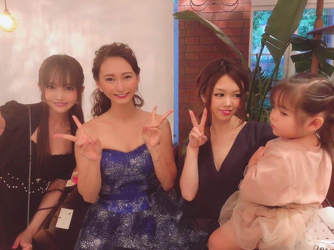 宇佐美あいりさんのインスタグラム写真 - (宇佐美あいりInstagram)「#おはよう さぎ🐰💓結婚式 💒ではれなぴすと唯ちゃんに会って久々すぎて楽しかった♡あとお色直しのドレス当たった人がお肉貰えたんだけどあいりん正解してたのに抜けてて抽選の紙書くの忘れたから参加できず残念wなおこはやっぱり青いドレスが似合う👰💕動画うちの声騒がしい😂wほんま可愛いー♡しかしみんな結婚していくwうちはいつかな？😂w  #結婚#結婚パーティー#party#披露宴#happywedding#花嫁#花婿#お似合い#素敵#仲良し#友達#love#お祝い#幸せになってね#涙#嬉しい#結婚式コーデ#恵比寿#yebisu#duodomo#ドュオドーモ  #japanesegirl#instadaily#instalike#igers#selfie#instagood#pleaselike#followme」9月24日 8時24分 - airi.usami_official