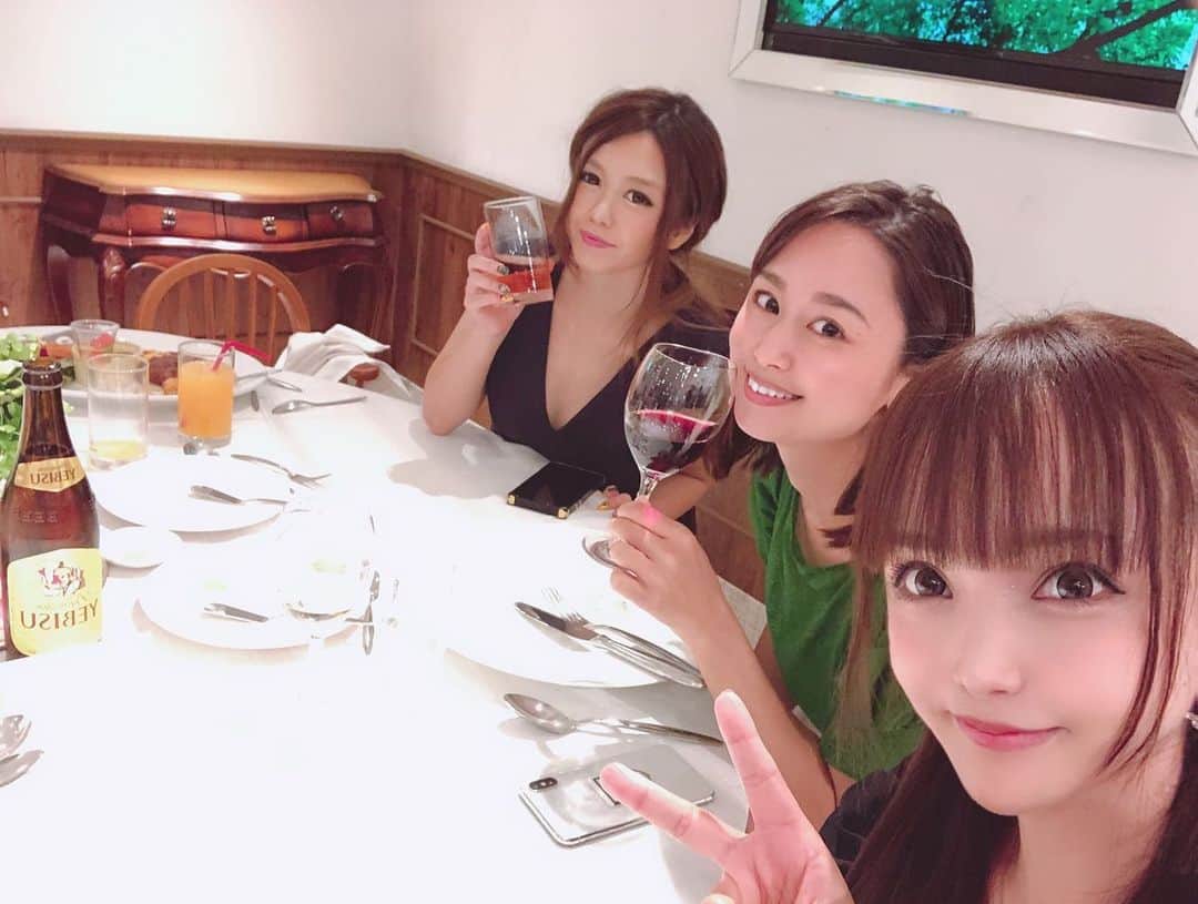 宇佐美あいりさんのインスタグラム写真 - (宇佐美あいりInstagram)「#おはよう さぎ🐰💓結婚式 💒ではれなぴすと唯ちゃんに会って久々すぎて楽しかった♡あとお色直しのドレス当たった人がお肉貰えたんだけどあいりん正解してたのに抜けてて抽選の紙書くの忘れたから参加できず残念wなおこはやっぱり青いドレスが似合う👰💕動画うちの声騒がしい😂wほんま可愛いー♡しかしみんな結婚していくwうちはいつかな？😂w  #結婚#結婚パーティー#party#披露宴#happywedding#花嫁#花婿#お似合い#素敵#仲良し#友達#love#お祝い#幸せになってね#涙#嬉しい#結婚式コーデ#恵比寿#yebisu#duodomo#ドュオドーモ  #japanesegirl#instadaily#instalike#igers#selfie#instagood#pleaselike#followme」9月24日 8時24分 - airi.usami_official