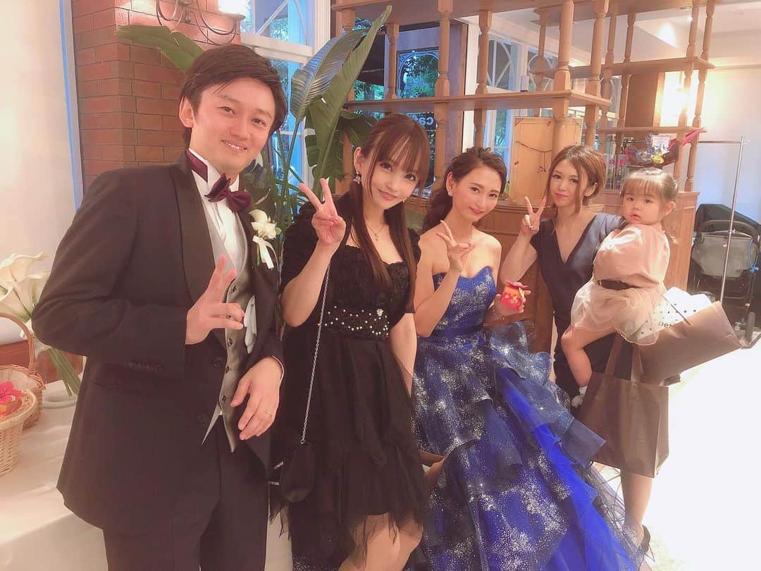 宇佐美あいりさんのインスタグラム写真 - (宇佐美あいりInstagram)「#おはよう さぎ🐰💓結婚式 💒ではれなぴすと唯ちゃんに会って久々すぎて楽しかった♡あとお色直しのドレス当たった人がお肉貰えたんだけどあいりん正解してたのに抜けてて抽選の紙書くの忘れたから参加できず残念wなおこはやっぱり青いドレスが似合う👰💕動画うちの声騒がしい😂wほんま可愛いー♡しかしみんな結婚していくwうちはいつかな？😂w  #結婚#結婚パーティー#party#披露宴#happywedding#花嫁#花婿#お似合い#素敵#仲良し#友達#love#お祝い#幸せになってね#涙#嬉しい#結婚式コーデ#恵比寿#yebisu#duodomo#ドュオドーモ  #japanesegirl#instadaily#instalike#igers#selfie#instagood#pleaselike#followme」9月24日 8時24分 - airi.usami_official