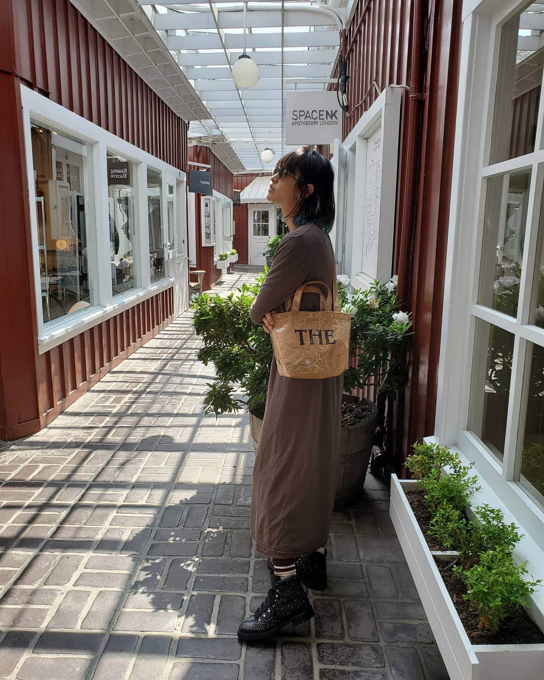 山田優さんのインスタグラム写真 - (山田優Instagram)「いつかの私服。。。 秋っぽい装いになってきましたね。。。 THE bagがお出掛けにちょうどいいサイズで 気づいたら持ってる！  ワンピースの上には 同じ素材のロングカーディガンを。  #bag @the_weekend_hotel  #onepiece #longcardigan  @ZARA  #boots @maisonvalentino」9月24日 8時25分 - yu_yamada_