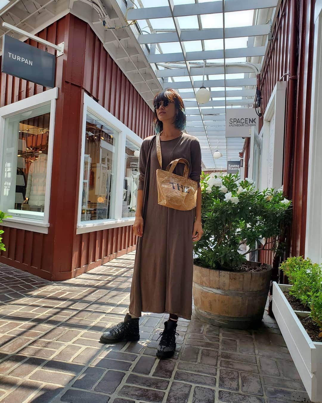 山田優さんのインスタグラム写真 - (山田優Instagram)「いつかの私服。。。 秋っぽい装いになってきましたね。。。 THE bagがお出掛けにちょうどいいサイズで 気づいたら持ってる！  ワンピースの上には 同じ素材のロングカーディガンを。  #bag @the_weekend_hotel  #onepiece #longcardigan  @ZARA  #boots @maisonvalentino」9月24日 8時25分 - yu_yamada_