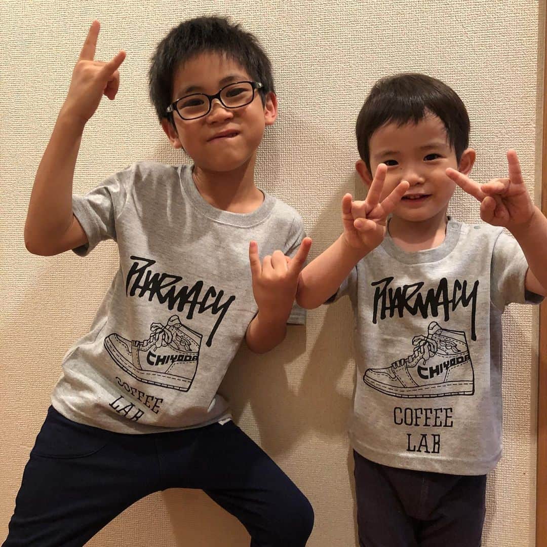 小林拓一郎さんのインスタグラム写真 - (小林拓一郎Instagram)「やっベーのが色々完成っっっ！  今回は、 千代田コラボということで、『Panio』 @panio2014 さんのご協力のもと、アパレルが出来上がりました！  ありがとうございます！  シルクスクリーンしてくださった @kemukujyara_works さんもありがとうございます！  ドレモコレモ、ヤッベーヨーーッッ😆  #tdx #pharmacycoffeelab #ファーマシーコーヒーラボ #pcl #ファマコラ #nagoyacafe #名古屋カフェ #遊び方改革 #パニオ #panio #スニーカー #中区千代田」9月24日 8時25分 - kobataku33