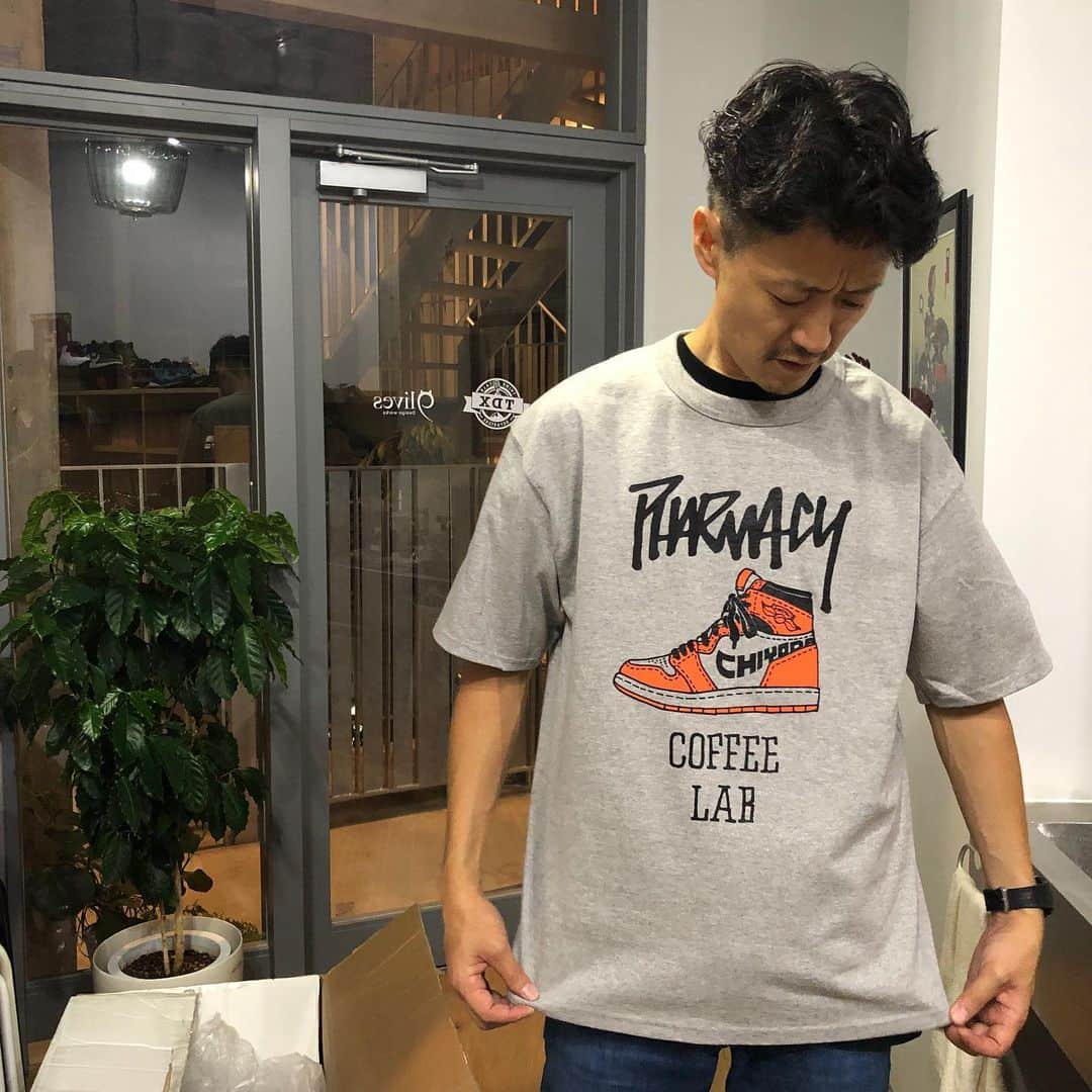 小林拓一郎さんのインスタグラム写真 - (小林拓一郎Instagram)「やっベーのが色々完成っっっ！  今回は、 千代田コラボということで、『Panio』 @panio2014 さんのご協力のもと、アパレルが出来上がりました！  ありがとうございます！  シルクスクリーンしてくださった @kemukujyara_works さんもありがとうございます！  ドレモコレモ、ヤッベーヨーーッッ😆  #tdx #pharmacycoffeelab #ファーマシーコーヒーラボ #pcl #ファマコラ #nagoyacafe #名古屋カフェ #遊び方改革 #パニオ #panio #スニーカー #中区千代田」9月24日 8時25分 - kobataku33