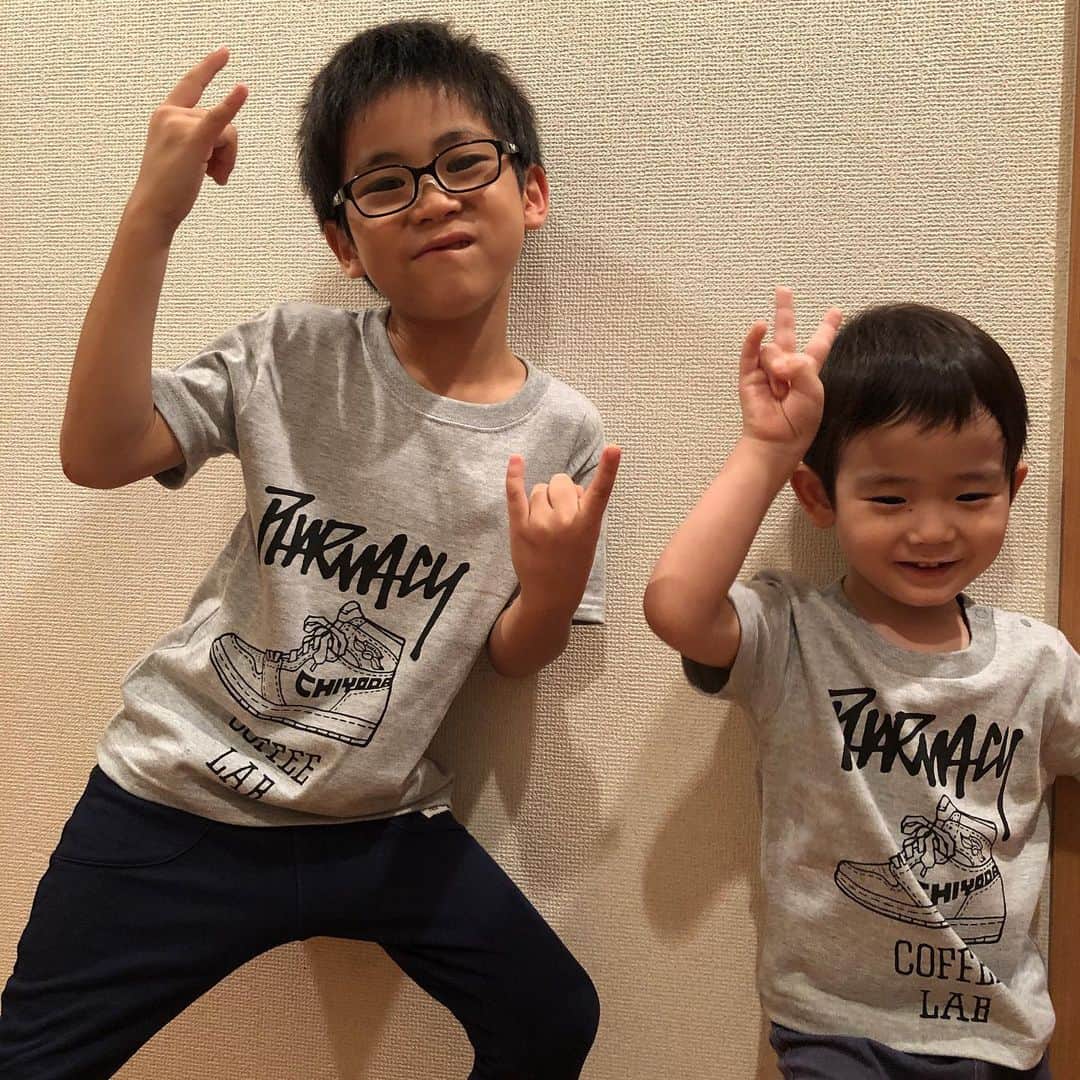小林拓一郎さんのインスタグラム写真 - (小林拓一郎Instagram)「やっベーのが色々完成っっっ！  今回は、 千代田コラボということで、『Panio』 @panio2014 さんのご協力のもと、アパレルが出来上がりました！  ありがとうございます！  シルクスクリーンしてくださった @kemukujyara_works さんもありがとうございます！  ドレモコレモ、ヤッベーヨーーッッ😆  #tdx #pharmacycoffeelab #ファーマシーコーヒーラボ #pcl #ファマコラ #nagoyacafe #名古屋カフェ #遊び方改革 #パニオ #panio #スニーカー #中区千代田」9月24日 8時25分 - kobataku33