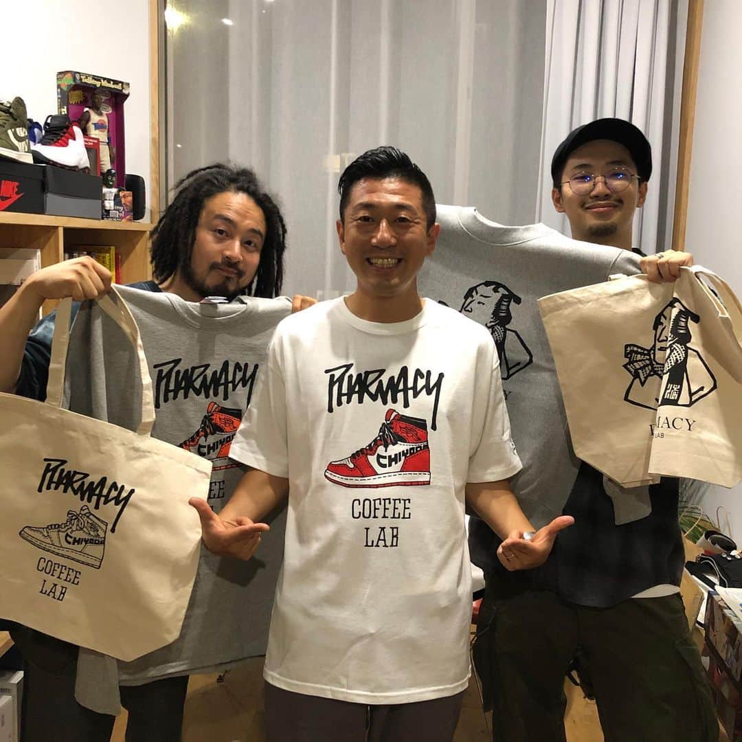 小林拓一郎さんのインスタグラム写真 - (小林拓一郎Instagram)「やっベーのが色々完成っっっ！  今回は、 千代田コラボということで、『Panio』 @panio2014 さんのご協力のもと、アパレルが出来上がりました！  ありがとうございます！  シルクスクリーンしてくださった @kemukujyara_works さんもありがとうございます！  ドレモコレモ、ヤッベーヨーーッッ😆  #tdx #pharmacycoffeelab #ファーマシーコーヒーラボ #pcl #ファマコラ #nagoyacafe #名古屋カフェ #遊び方改革 #パニオ #panio #スニーカー #中区千代田」9月24日 8時25分 - kobataku33