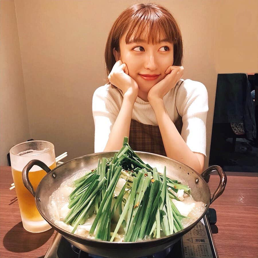 戸高彩菜さんのインスタグラム写真 - (戸高彩菜Instagram)「久しぶりのお酒。久しぶりのもつ鍋。 味味は、5年前ぐらいに母に教わって、 5年ぶりに来ました。 大名から今泉に移転してた☺️ 相変わらず店内がとっても清潔なの。 徹底されてるのが変わってない。 そして味も変わってなかったよ。 大ぶりのモツと、あとねセンマイが入っていて 私大名店の時、人生で初めてセンマイを 食べたという記憶が未だにある😂 ぐらい、新鮮でぶりぶりで美味しいの💕 スープは、醤油一択のみ。シンプルでわたし好み☺️ このニラタワーはデフォでついてるんだけど。 噛むほどに甘みがあって美味しすぎるから、 こりゃ大分県のを使ってるのかもと思って 女将さんにお聞きしたら、 日によって大分か、熊本のを取り寄せているんだって☺️ あ、正解した😂✌️💮 #大分のニラってまじで美味しいのよ ちゃんぽん麺はもちもちになったぐらいで食べる派🥺 しごおわ後にもつ鍋って多分初で 最高のシメだったし、 やっぱりこのお店、とっても心地良い😌🙏💕 #煮えたぎるのを待ってる時間って #たまらなく幸せよね #いやどこみてんだよ . . .」9月24日 8時40分 - ayanabox