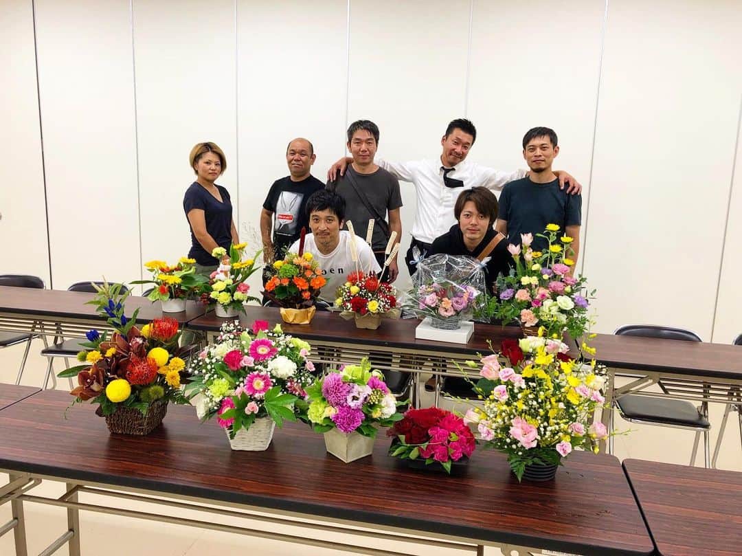 のインスタグラム：「. 皆さん、敬老の日はいかがお過ごしでしたか？ 「唐津花商組合青年部」から活動のお知らせです。 . ☆ ☆　☆　☆　☆　☆ こんにちは！唐津花商組合青年部です(^^)/ 9月13日、14日に青年部の年間事業のひとつ【社会貢献事業】を行いました。  内容は、唐津の花屋さん11名で製作したフラワーアレンジメントを『敬老の日』のお祝いに飾ってもらおうというもの☆ 出来上がったお花は、地域の老人ホームにお届けしました。  ５ヶ所の施設へお持ちしましたが、どこも大変喜ばれ私達も嬉しいかぎりです♪♪ ・特別養護老人ホーム岬荘 様 ・特別養護老人ホーム栄荘 様 ・特別養護老人ホーム作礼荘 様 ・ケアハイツ虹 様 ・グループホームだんらん 様 ご協力、ありがとうございました！！ 今後も、お花の良さ・魅力を伝えるために継続していきたいと思います☆ . . #さが農村#唐津花商組合青年部」